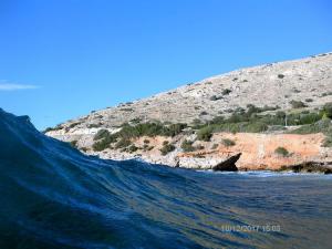 Άλλη μία άποψη από το κυριακάτικο κυματάκι στη - διάσημη πια λόγω της ταινίας "Ο θησαυρός" - ακρογιαλιάς στο Θυμάρι.