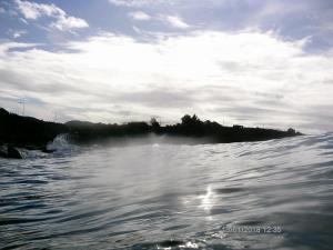 Swell κύμα στο Θυμάρι, σε μία ανάπαυλα της βροχής.