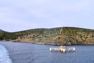 Η ΥΔΡΙΑΔΑ στην Ηρακλειά !\nΗ πρώτη στον κόσμο πλωτή αιολική μονάδα αφαλάτωσης...\nΑποτελείται από τέσσερις πλωτήρες με ύψος 35 μέτρων που συνδυάζει μια μονάδα αφαλάτωσης , φωτοβολταϊκά & ανεμογεννήτρια.